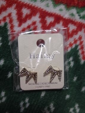 Crown Stud Earrings - Gold
